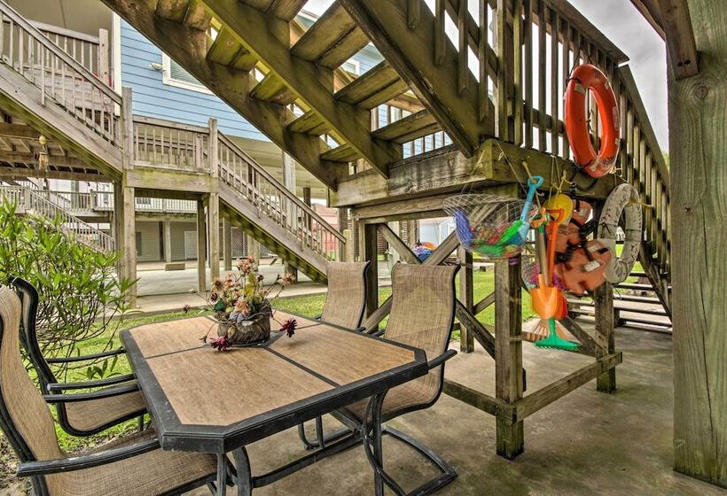 Spacious Sooner Star Beach House: Steps To Beach!