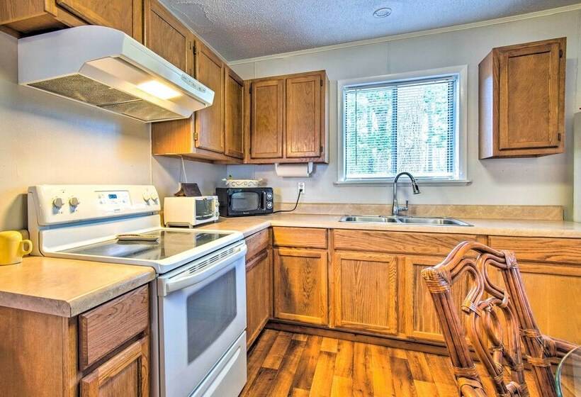 Sunny Oak Island Retreat   3 Blocks To Beach!