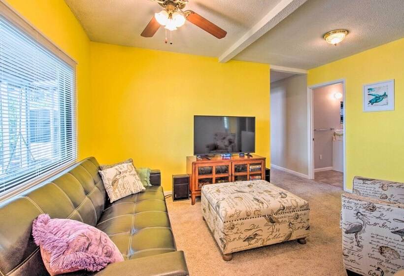 Sunny Oak Island Retreat   3 Blocks To Beach!