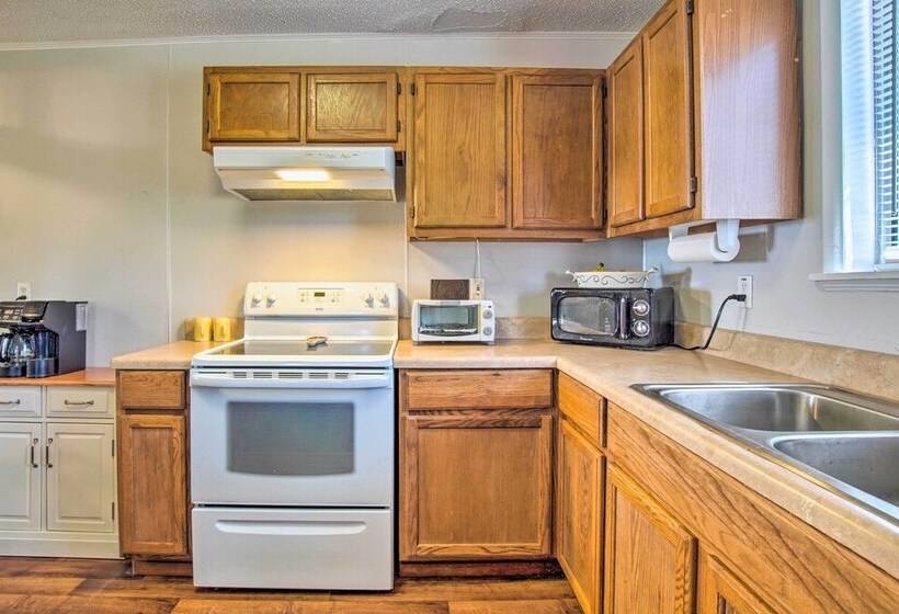 Sunny Oak Island Retreat   3 Blocks To Beach!