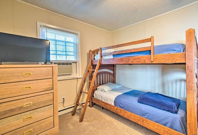 Sunny Oak Island Retreat   3 Blocks To Beach!