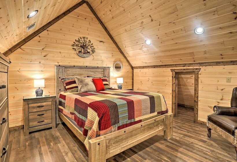 The Breeze    Broken Bow Cabin W/ Hot Tub & Deck!