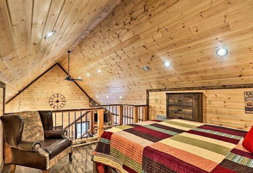 The Breeze    Broken Bow Cabin W/ Hot Tub & Deck!