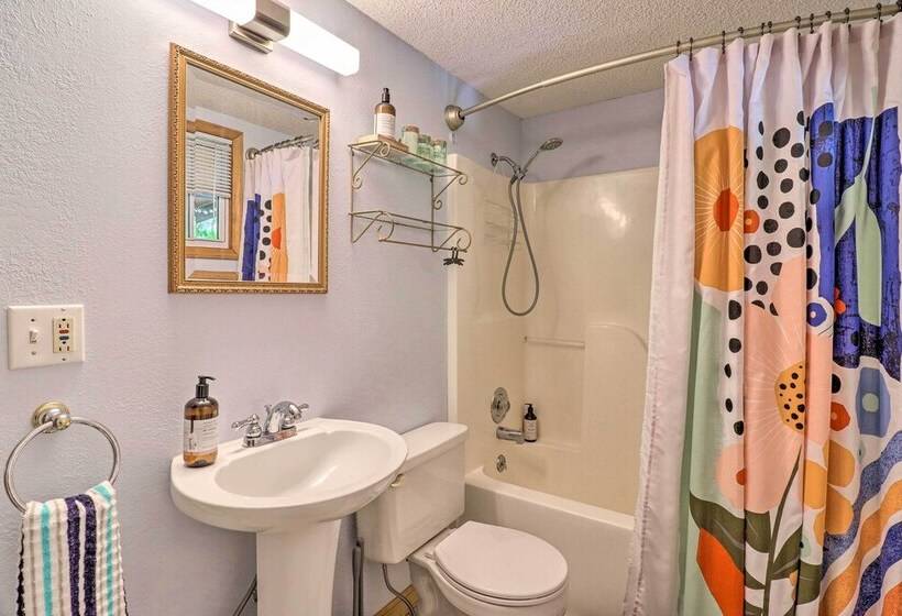 Vintage Creekside Cottage W/ Hot Tub & Grill!