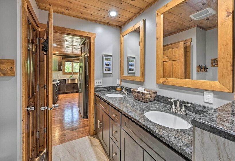 Cabin 1 Mi To Sand Valley, 1 Block To Beach