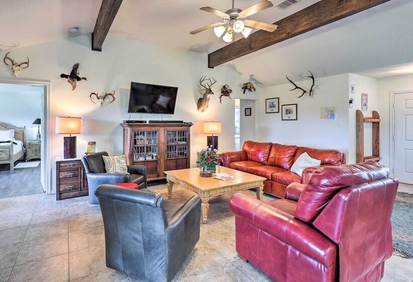 Charming Cameron Farm Retreat ~ 41 Mi To Tamu