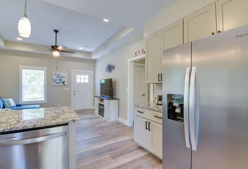 Charming Ocean Isle Beach Home ~ 1 Mi To Beach!