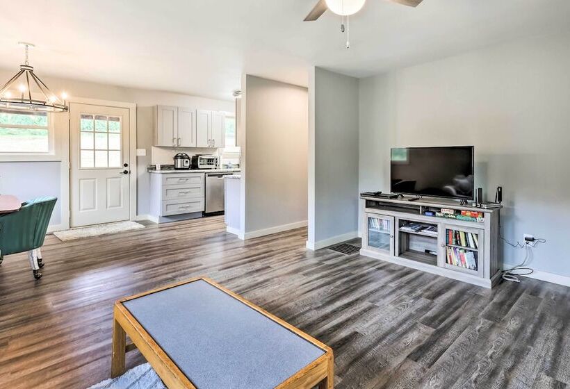 Newland Retreat W/ Creek, Near Hiking + Wineries!