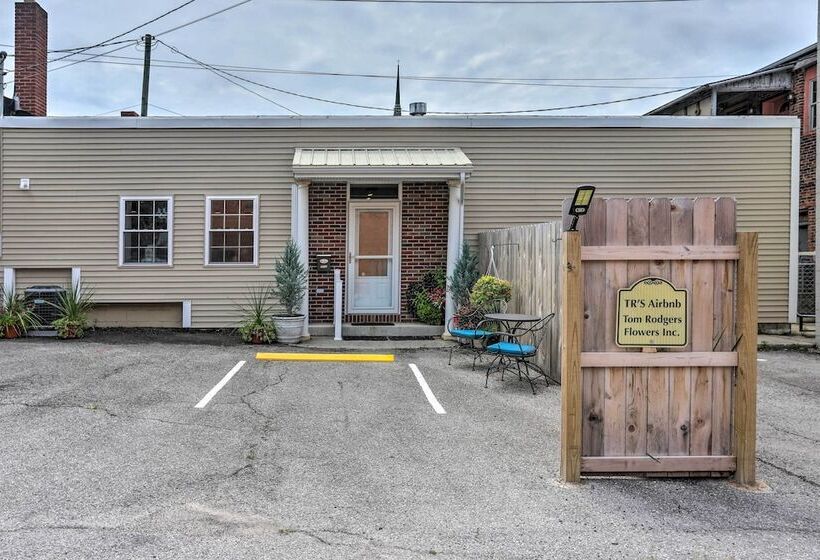 Cheerful Tiffin Digs In The Heart Of Downtown