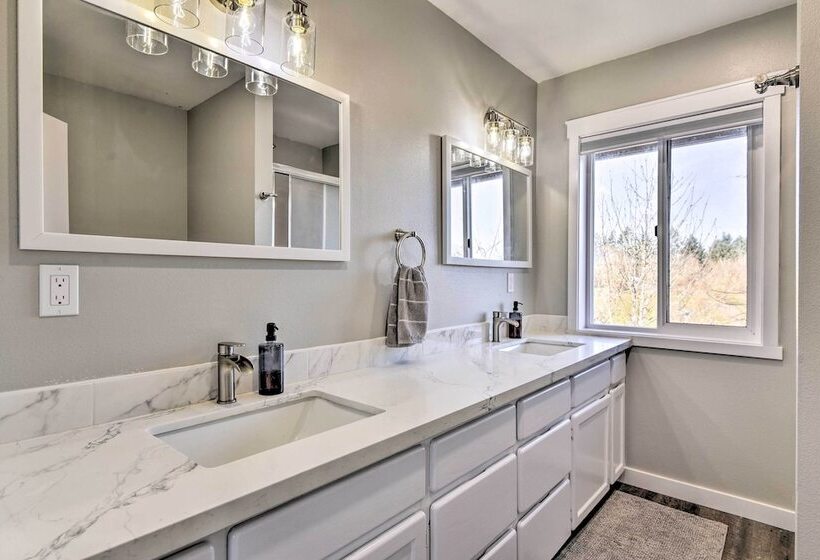 Fully Remodeled Hillsboro Home W/ Home Theater!