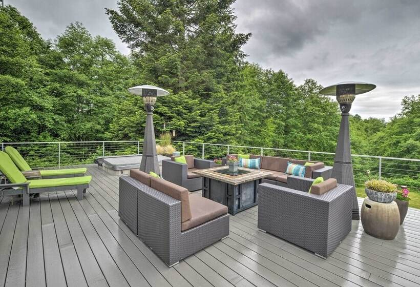 Whidbey Island Oasis W/ Hot Tub & Cabana!