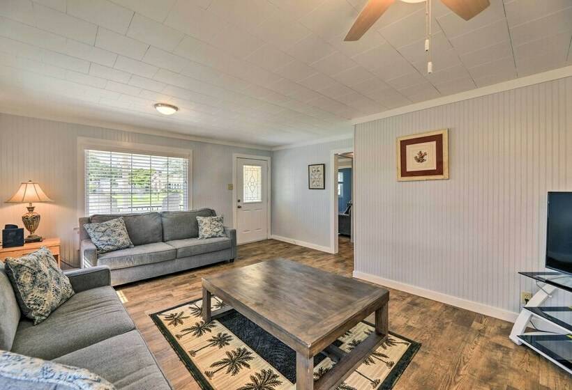 Harkers Island Home With Porch ~ 1 Mi To Marina!