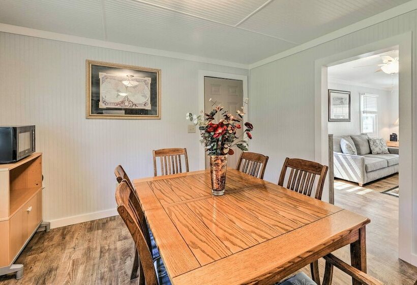 Harkers Island Home With Porch ~ 1 Mi To Marina!