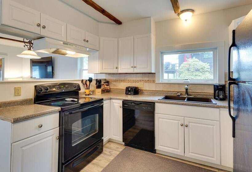Lakefront Cabin W/ Panoramic Water View & Access