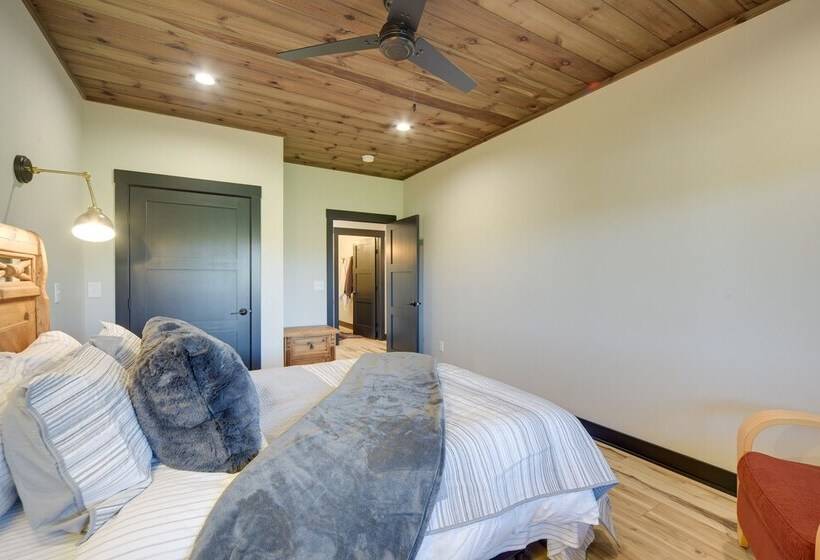 Large Home W/ Land In Prairie Farm!