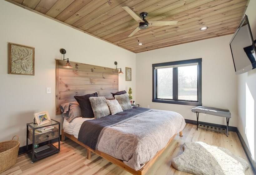 Large Home W/ Land In Prairie Farm!