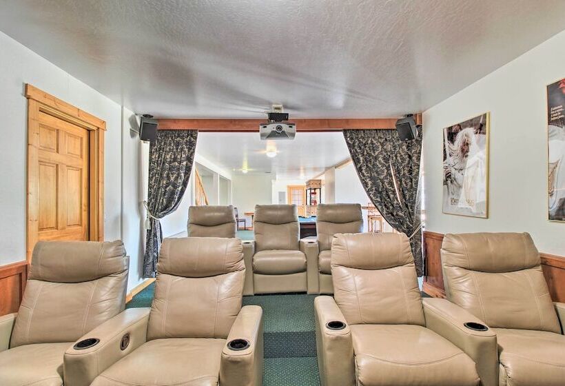 Luxe Show Low Home W/ Hot Tub, Game Room + Theater