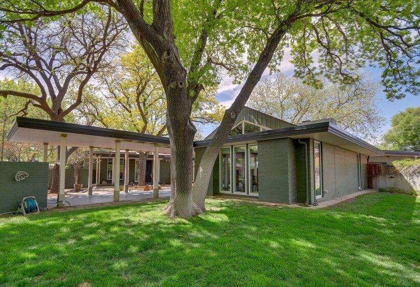 Mid Century Modern Home W/ Fire Pit & Gas Grill!