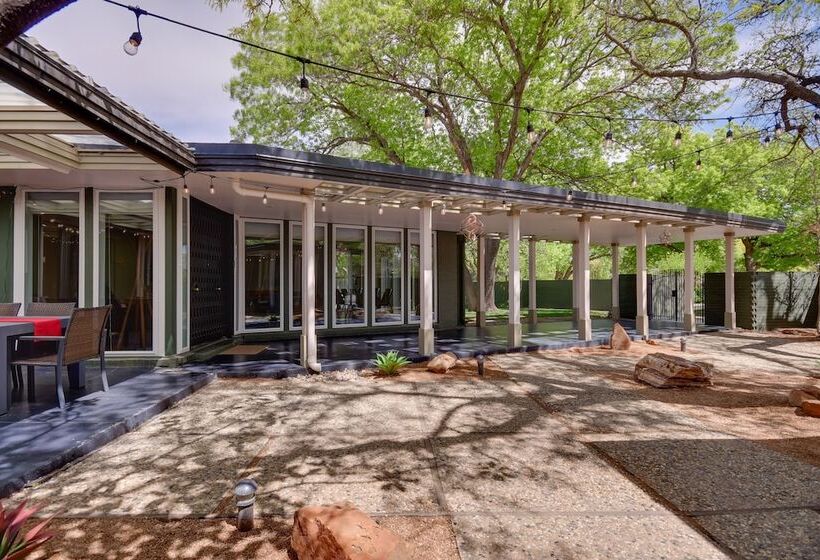 Mid Century Modern Home W/ Fire Pit & Gas Grill!
