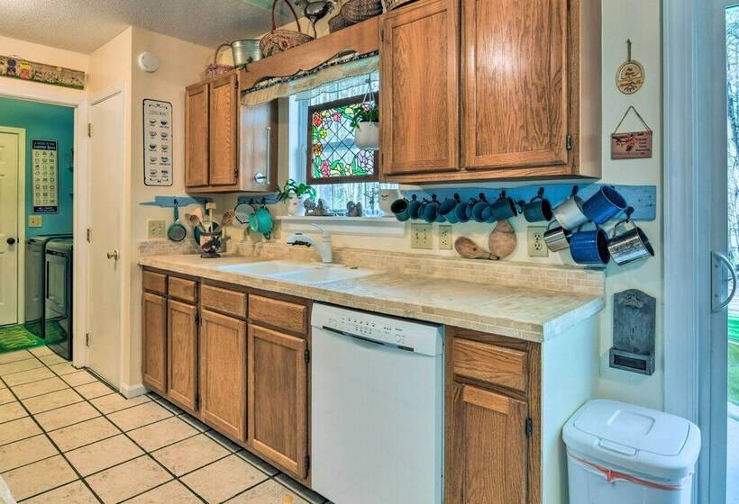 Woodsy Mooresville Getaway W/ Patio: Near Lakes!