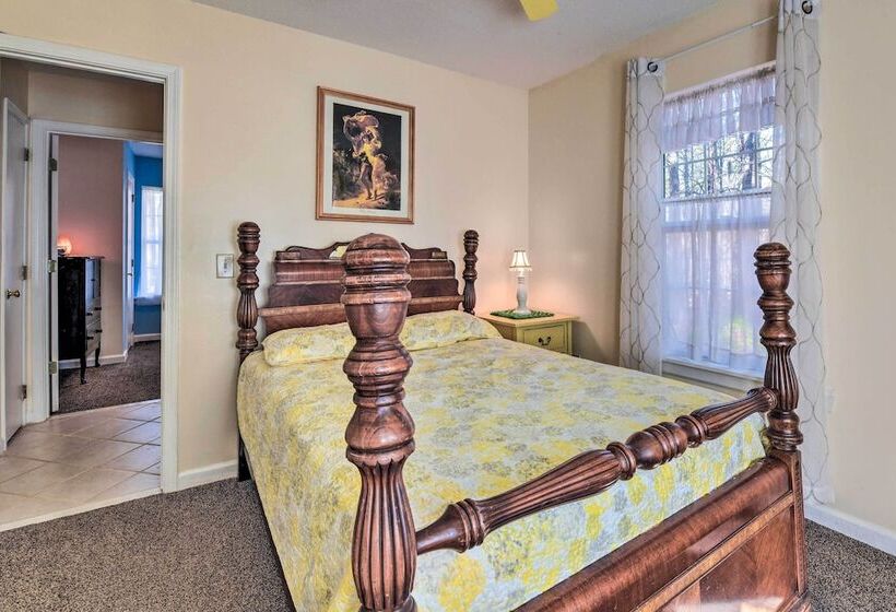 Woodsy Mooresville Getaway W/ Patio: Near Lakes!