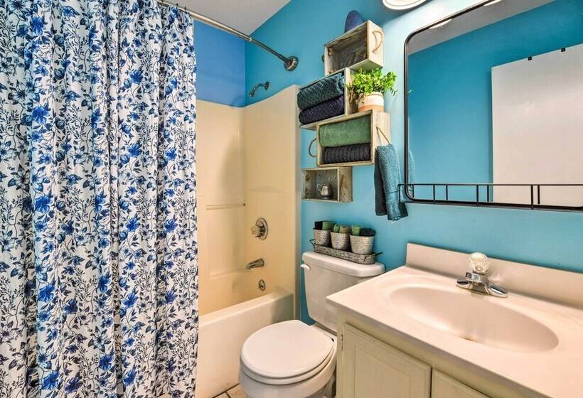 Woodsy Mooresville Getaway W/ Patio: Near Lakes!