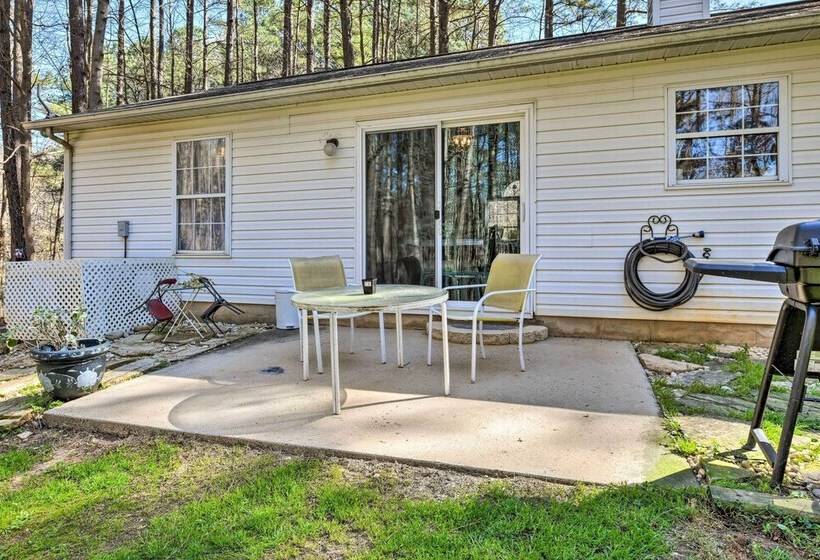 Woodsy Mooresville Getaway W/ Patio: Near Lakes!