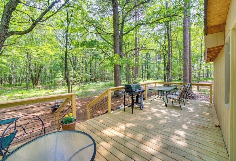 Sunroom, Deck & Grills: Marquette Cottage!
