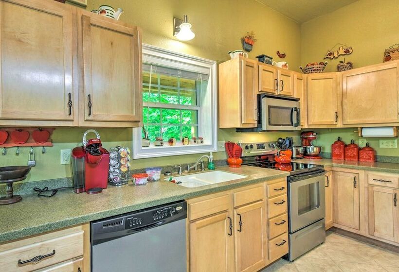 3 Mi To Museums: Smoky Mountains Cabin W/ Deck