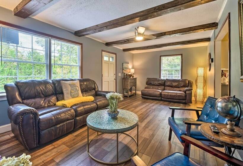 Pet Friendly Wilmington Home ~ 5 Mi To Beach!