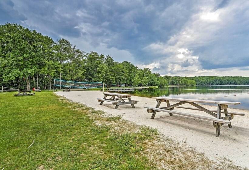 Cozy Poconos Ranch Home W/ Pool Access, Near Lake!