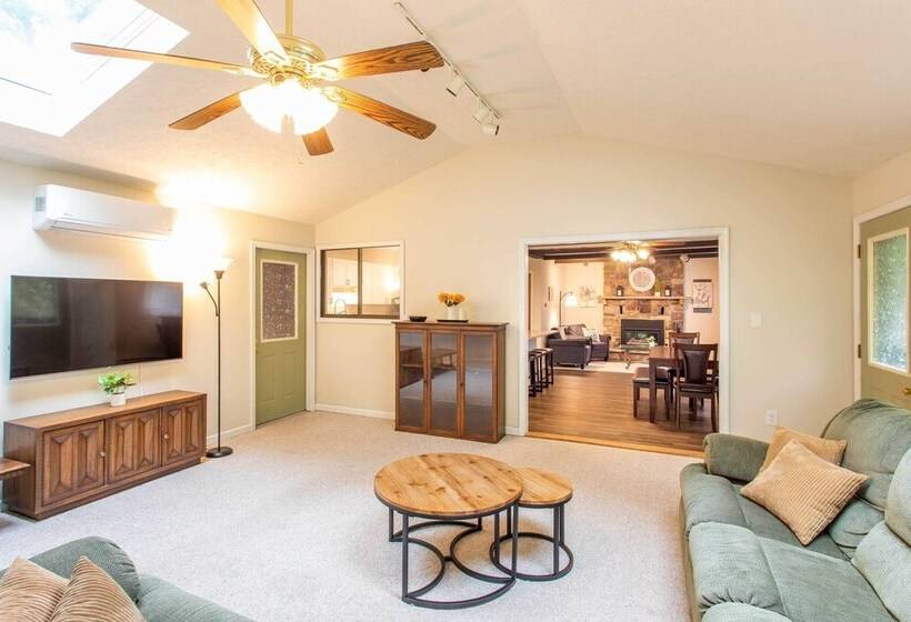 Cozy Poconos Ranch Home W/ Pool Access, Near Lake!