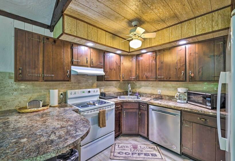 Poconos Cabin < 11 Mi To Tobyhanna State Park!