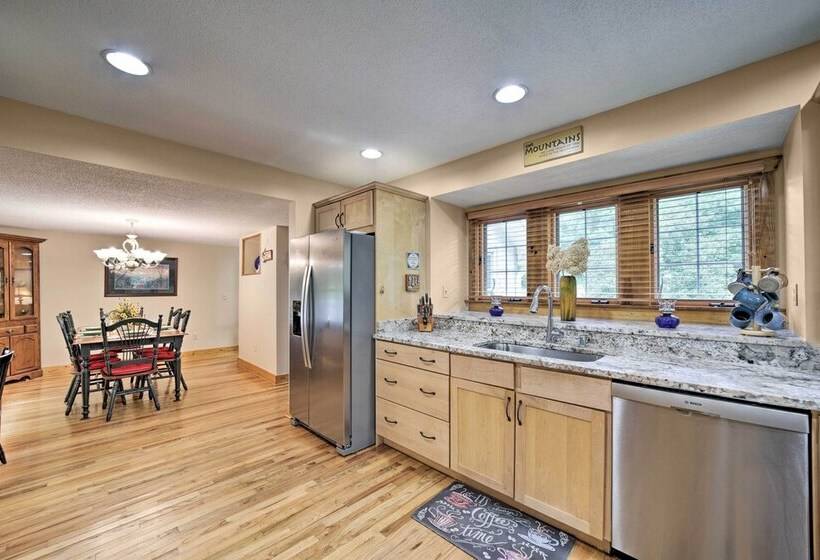 Settlers Mountain Retreat: On Site Hikes & Views!
