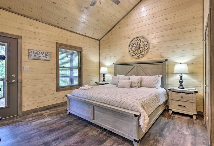 Smoky Cove Retreat W/ Private Hot Tub & Deck!