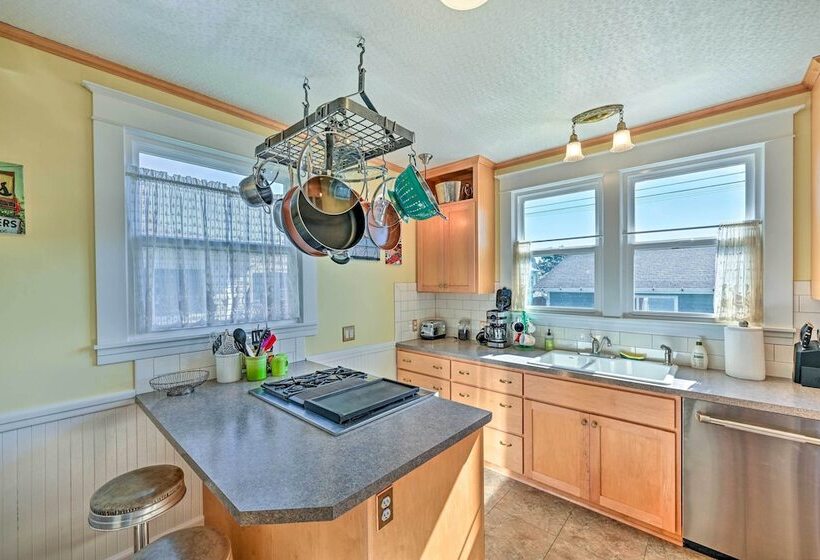 Sunny & Central Everett Home < 1 Mile To Dtwn!