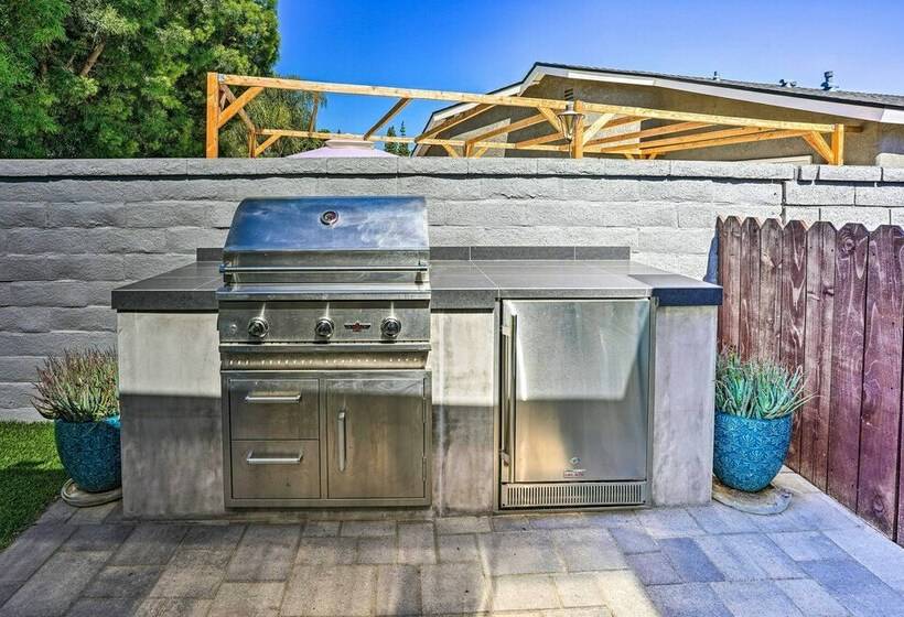 Sunny Orange County Abode W/ Fire Pit & Backyard!
