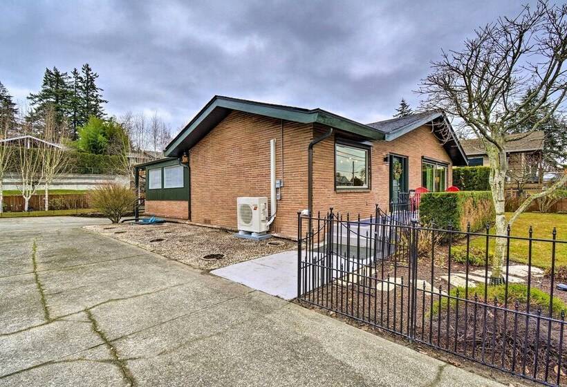 Walkable Downtown Poulsbo Vacation Rental!