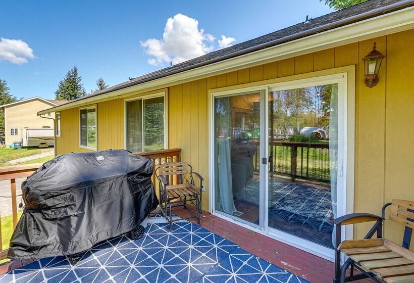 Well Appointed Mckenna Home: Fire Pit & Deck!