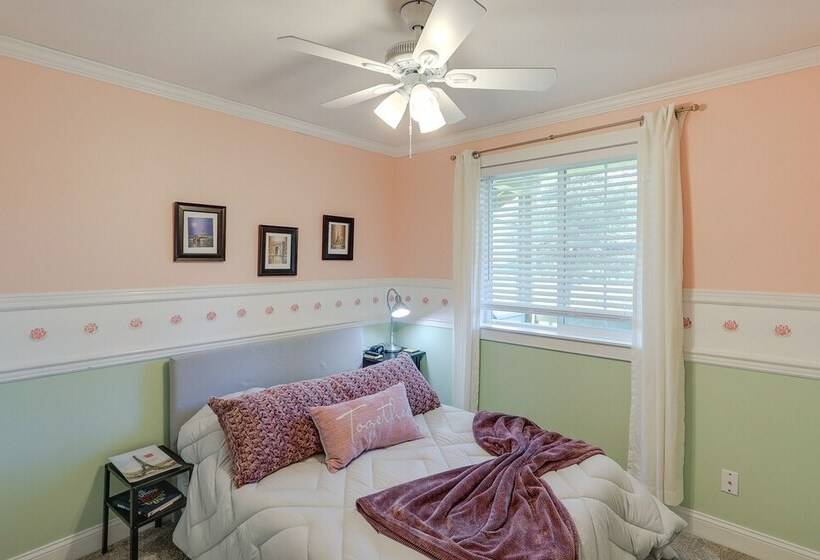 Well Appointed Mckenna Home: Fire Pit & Deck!