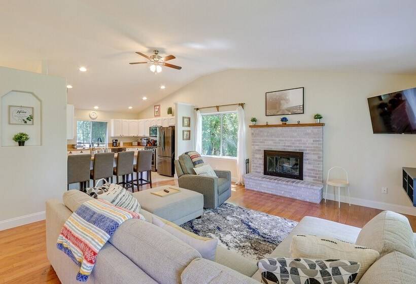 Well Appointed Mckenna Home: Fire Pit & Deck!