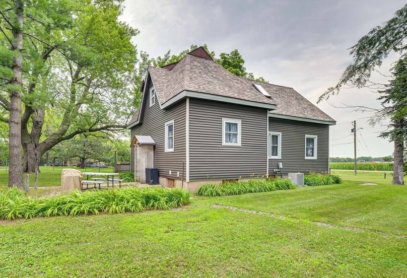 Charming Eagle Grove Farmhouse W/ Patio!