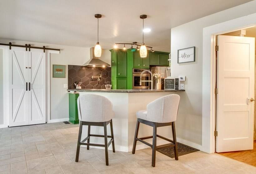 Charming Mountain Home Retreat: Walk To Marina!