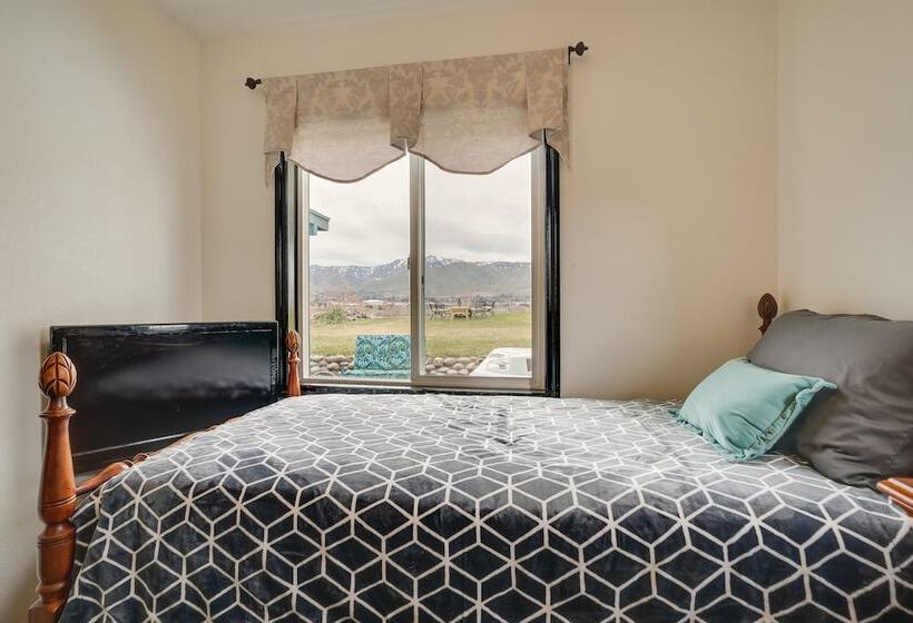 East Wenatchee Home W/ Yard & Hot Tub!