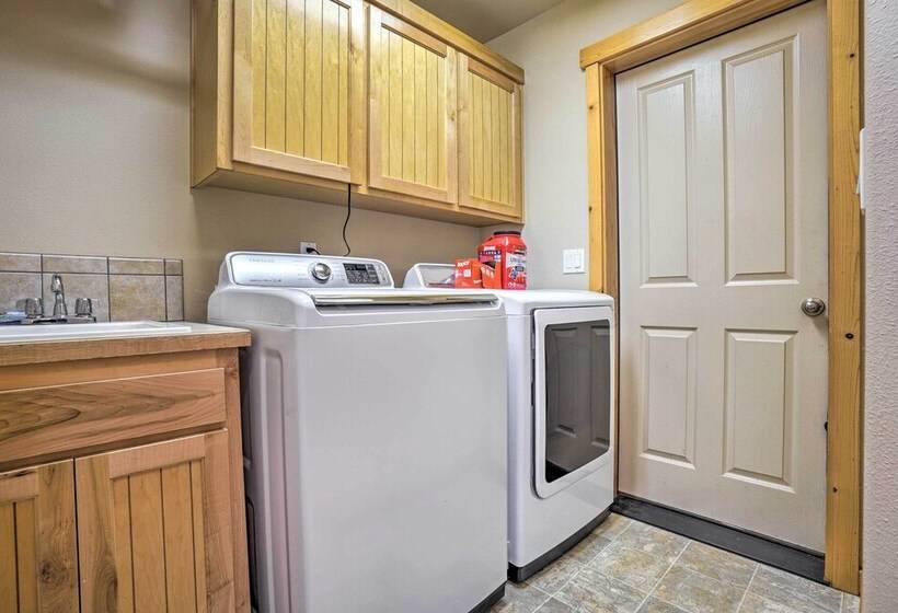 Family Friendly Oregon Vacation Home W/ Yard