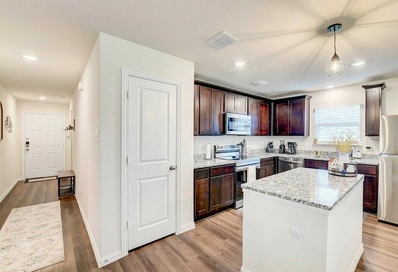 ~ 6 Mi To Waco: Newly Constructed Family Home