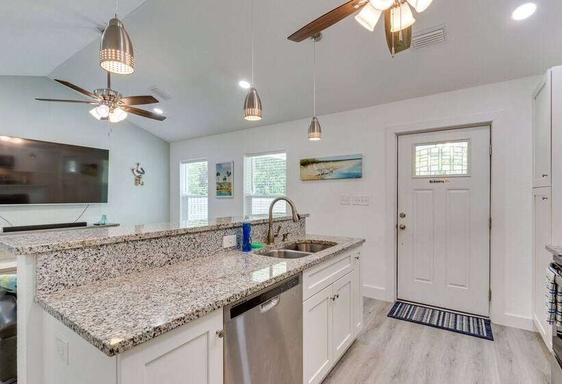 Gulf Breeze Home W/ Screened Porch: Near Beach!