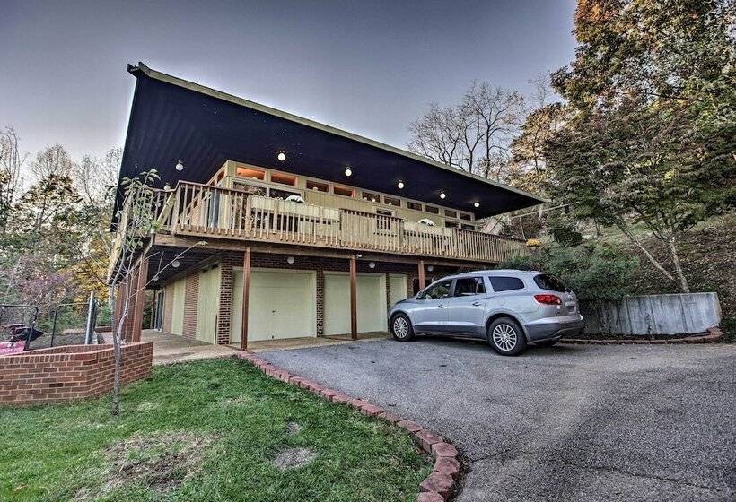 Home With Wraparound Deck + Blue Ridge Mtn Views!