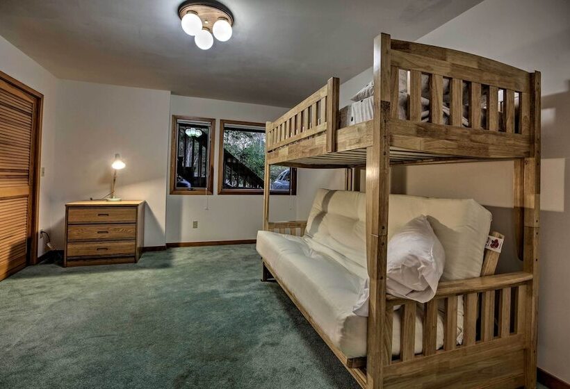 Home With Wraparound Deck + Blue Ridge Mtn Views!