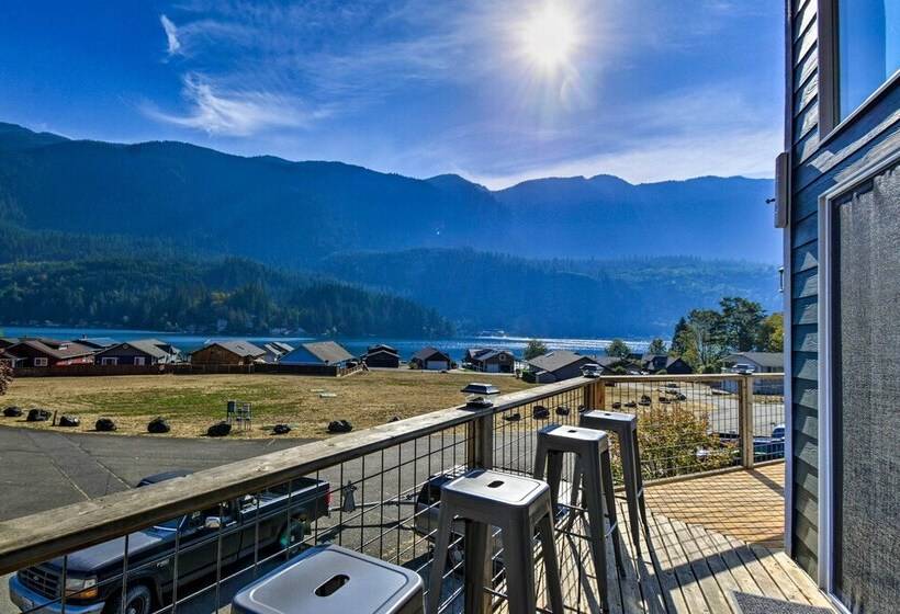 Inviting Lake Sutherland Home: Kayaks + View!